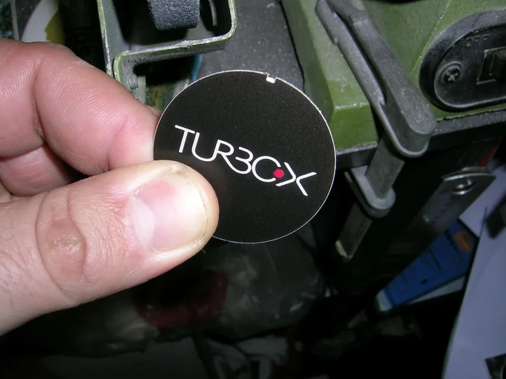 Εμβλήματα TURBOX από μαύρο ανοδιωμένο αλουμίνιο με χάραξη λέιζερ και κόκκινη πλήρωση