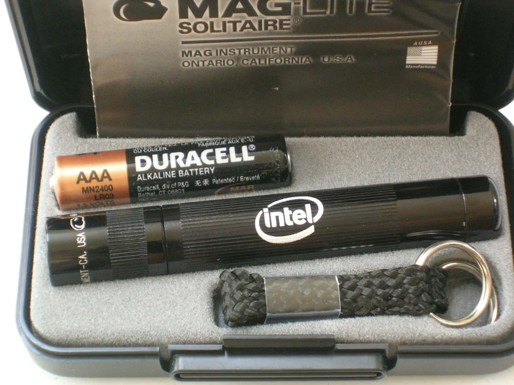 Χάραξη laser Nd:YAG με λογότυπο Intel σε μαύρο φακό MAGLITE Solitaire